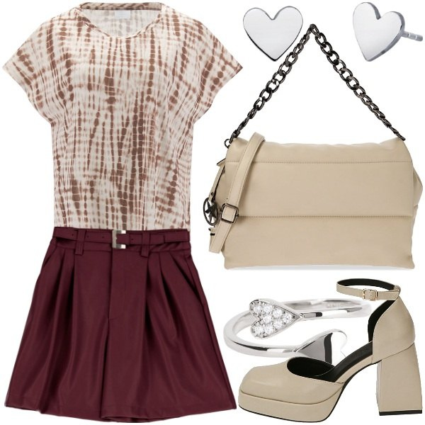 Women's T-shirt in Beige with Prints with Freddy Gold Short Sleeve Neckline, Women's High Waisted Burgundy Short Mini Skirt with Imperial Faux Leather Belt, Primadonna Collection Women's Ivory White Shoulder Bag, Mabina Silver Women's Ring Jewellery, Women's earrings in silver Mabina Gioielli, Women's décolleté in ivory white with platform Primadonna Collection.